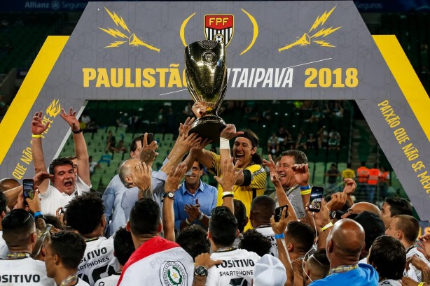 Jogadores levantam o troféu de campeão na tarde deste domingo pela final do campeonato paulista