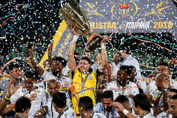 Jogadores levantam o troféu de campeão na tarde deste domingo pela final do campeonato paulista