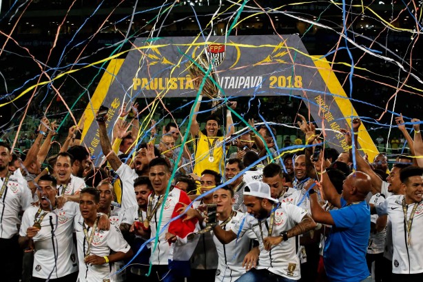Jogadores levantam o troféu de campeão na tarde deste domingo pela final do campeonato paulista
