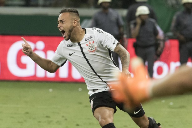 Maycon comemora a vitória na tarde deste domingo pela final do campeonato paulista