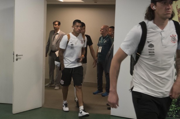 Ralf e Cássio chegam ao vestiário antes de enfrentar o Palmeiras