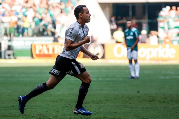 Rodriguinho abre o placar logo no primeiro minuto de jogo