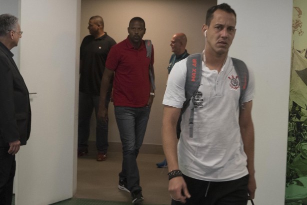 Rodriguinho chegando no vestiário antes da final do paulista
