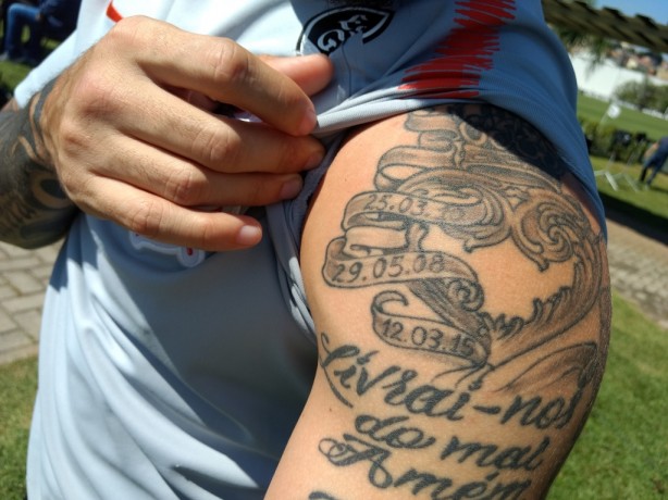 Fagner tem tatuagens em homenagem aos filhos
