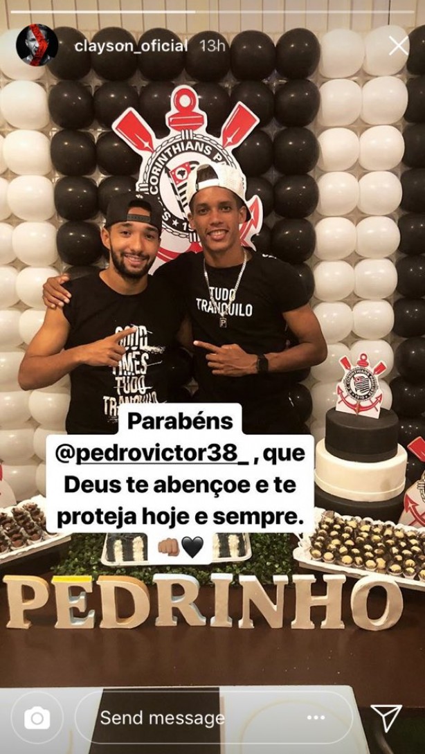 O meia-atacante Clayson marcou presena na festa e deixou sua mensagem para Pedrinho