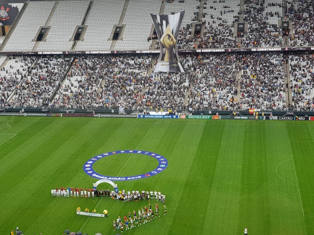 Festa rolando e o mosaico ao fundo, no Setor Leste da Arena