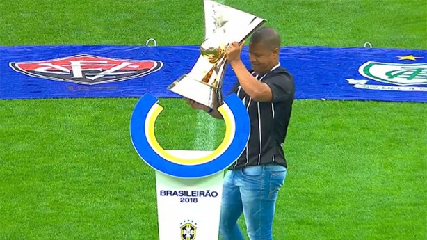 P de Anjo levou taa do Brasileiro-2018 ao gramado da Arena Corinthians