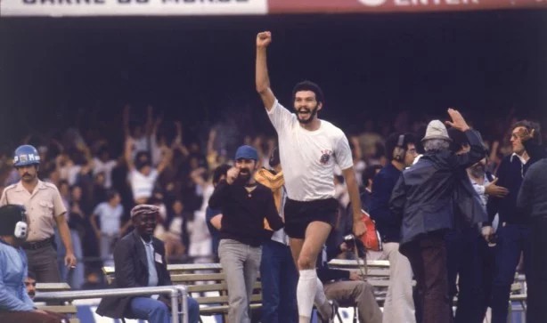Famoso gesto de Sócrates, com punho para cima, foi inspiração de Laércio em sua obra