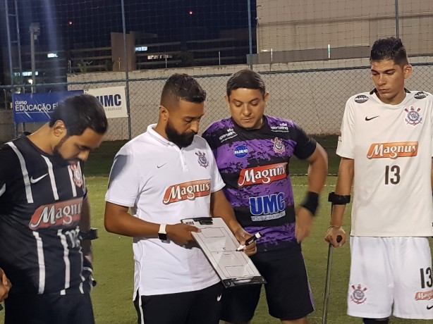 O técnico Rodrigo Oliveira passando as instruções para seus jogadores