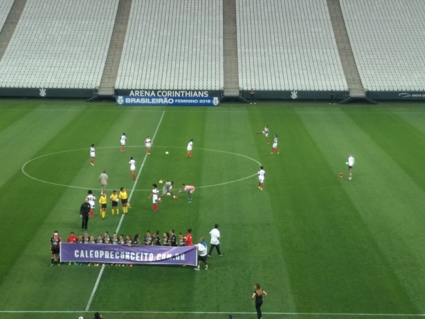 Meninas corinthianas entraram em campo com faixa pelo fim do machismo