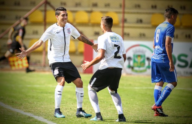 Hugo abraa Gabriel Gallegos aps assistncia em primeiro gol do Sub-17 sobre gua Santa