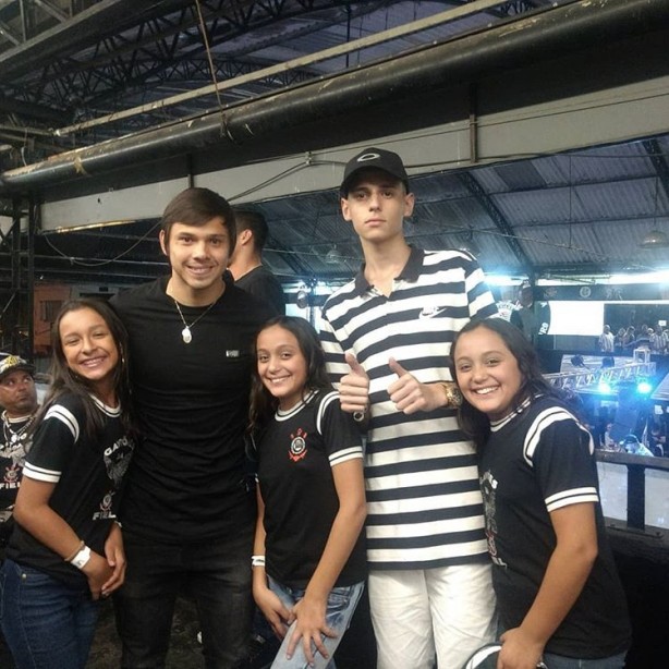 Romero, xodó da Fiel, também foi solicitado para fotos
