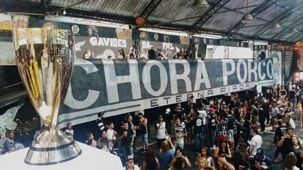 Taça do bicampeonato paulista contrasta com a provação feita ao arquirrival Palmeiras
