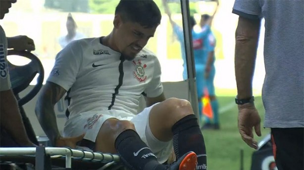 Fagner se lesionou e acabou substituído no primeiro tempo