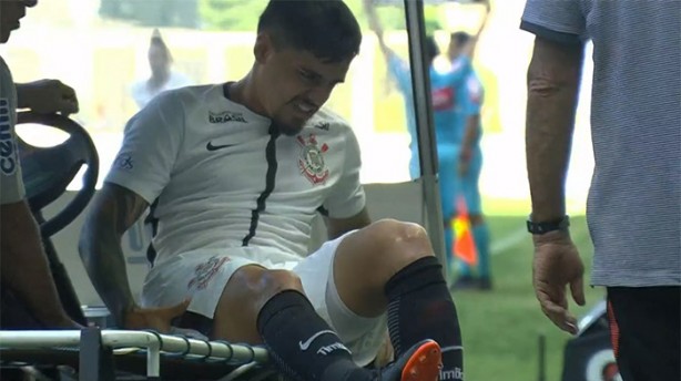 Fagner se lesionou e acabou substitudo no primeiro tempo