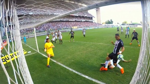Ricardo Oliveira resvalou bola com a mão dentro da área
