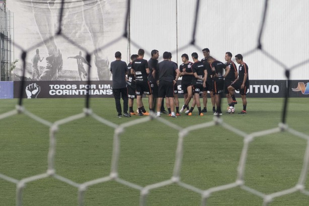 Jogadores do Corinthians no treino da tarde desta terça-feira