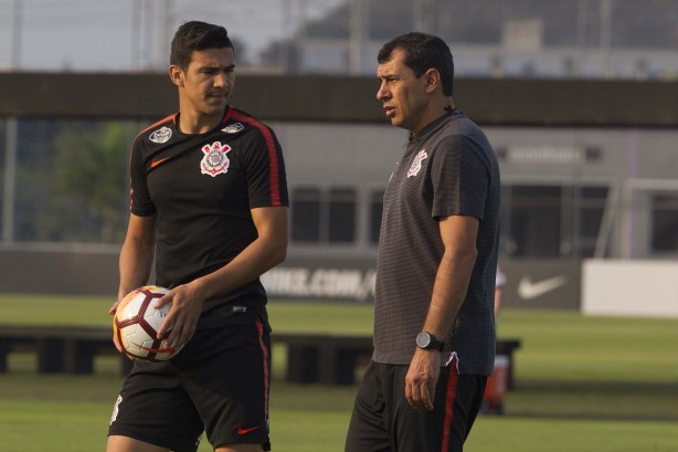 Carille passa orientações a Balbuena no treino desta terça