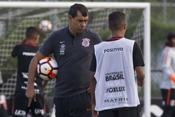Carille orienta Pedrinho no treino desta terça