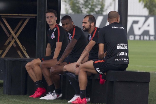 Jogadores do Corinthians no treino da tarde desta terça-feira