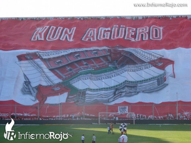 Bandeirão agradece Aguero pelo novo estádio