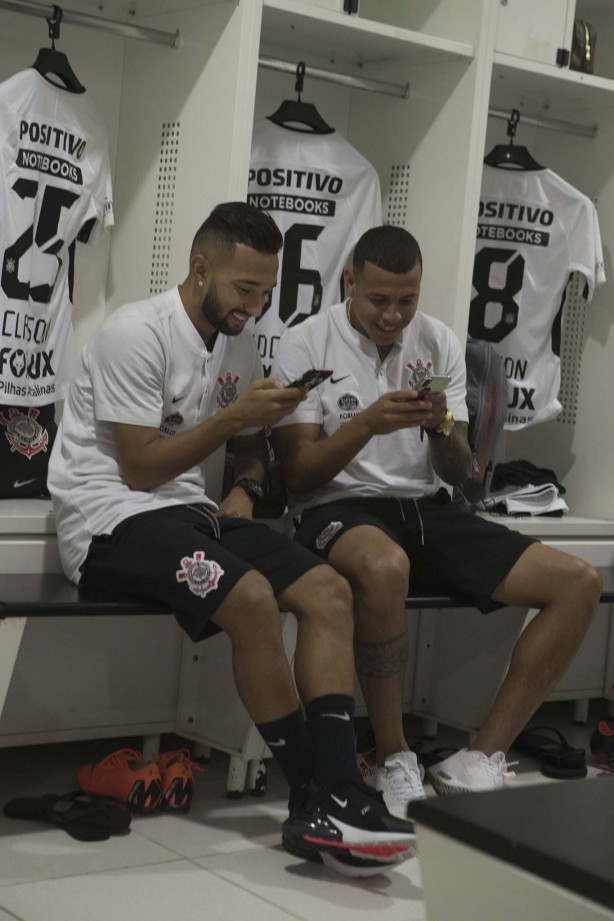 Clayson e Sidcley no vestiário antes da partida contra o Atlético