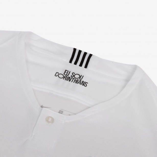 Detalhe da gola da nova camisa do Corinthians