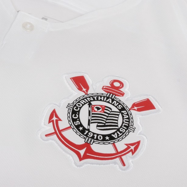 Detalhe do escudo da nova camisa do Corinthians