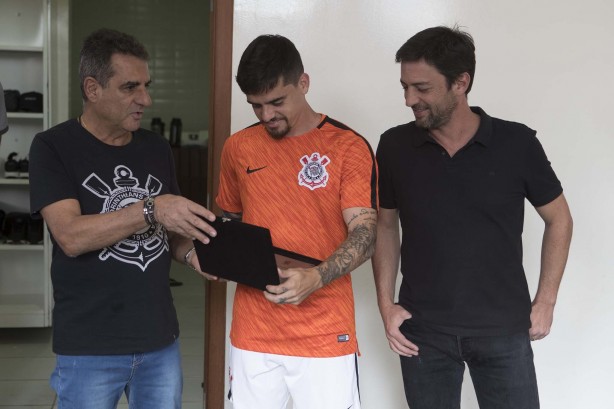 Fagner recebe homenagem antes da partida contra o Atlético-MG