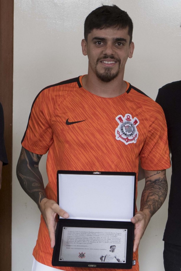 Fagner recebe homenagem antes da partida contra o Atlético-MG