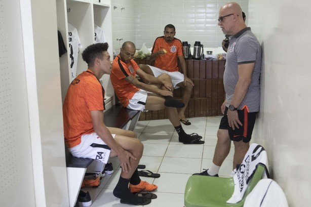 Jogadores no vestiário antes da partida contra o Atlético-MG