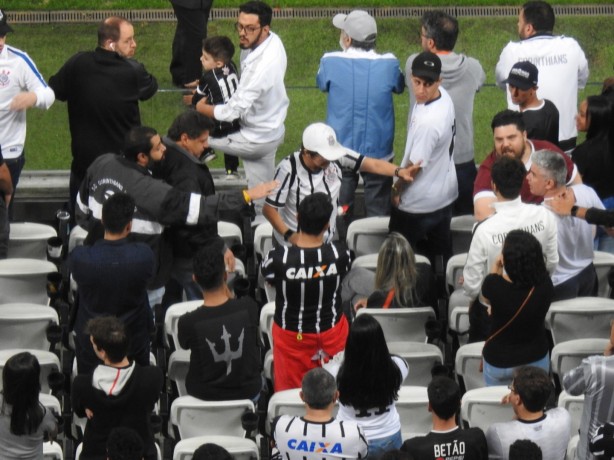 Torcedores presentes no Setor Oeste cobraram o torcedor que atirou o copo