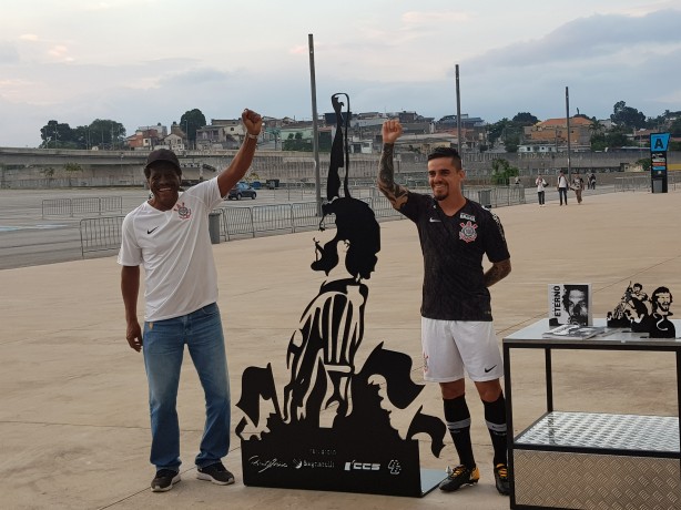 Zé Maria e Fagner, este vestindo novo uniforme preto, prestigiaram homenagem a Sócrates
