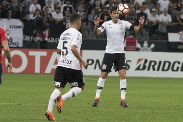 Gabriel e Balbuena no jogo contra o Independiente, na Arena Corinthians
