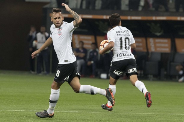 Maycon e Jadson comemorando o gol do maestro contra o Independiente, da Argentina