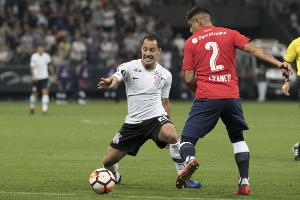 Rodriguinho atuando contra o Independiente na Arena Corinthians