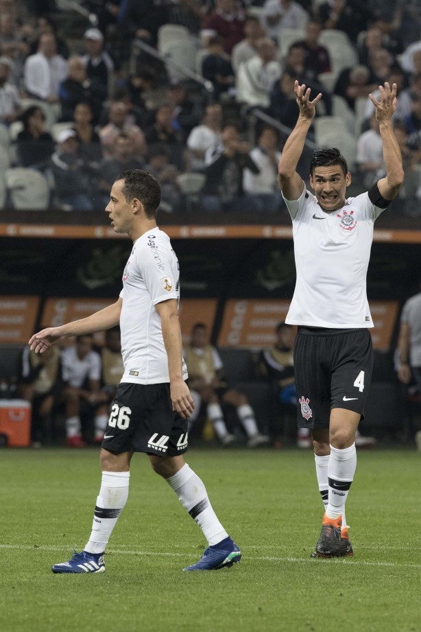 Rodriguinho e Balbuena durante o jogo contra o Independiente na Arena Corinthians