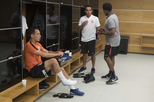 Rodriguinho e Jadson no vestiário da Arena Corinthians antes do jogo contra o Independiente