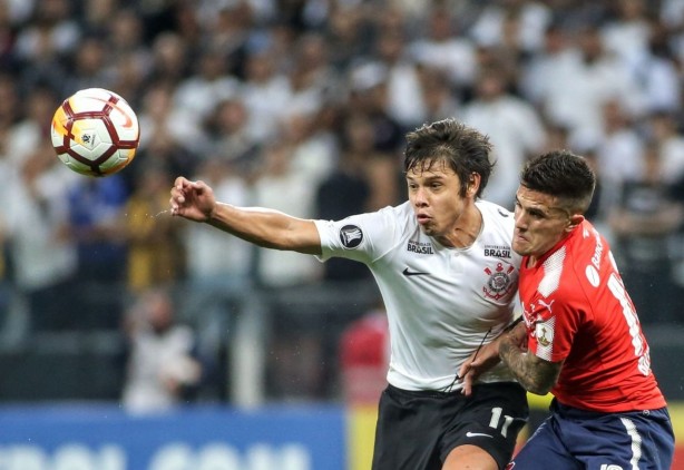 Romero durante dividida com jogador do Independiente, na Arena Corinthians