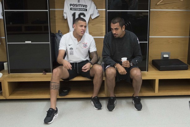 Sidcley e Jr Dutra no vestiário da Arena Corinthians antes do jogo contra o Independiente