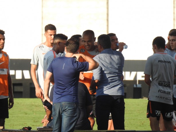 Silas (camisa azul) conversa com jogadores do Timão durante treino