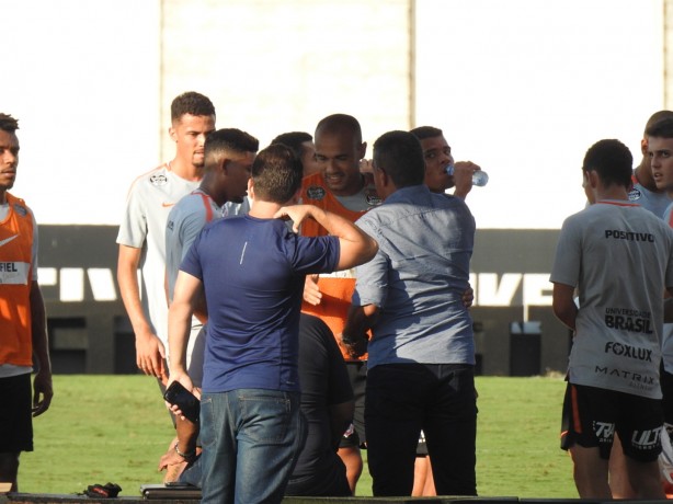 Silas (camisa azul) conversa com jogadores do Timo durante treino