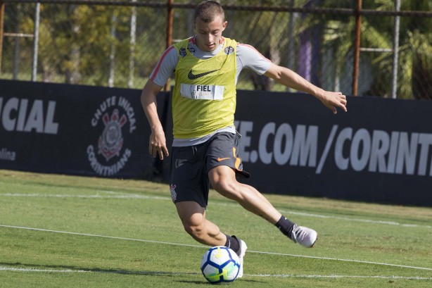 Carlos Augusto durante atividade desta manhã no CT