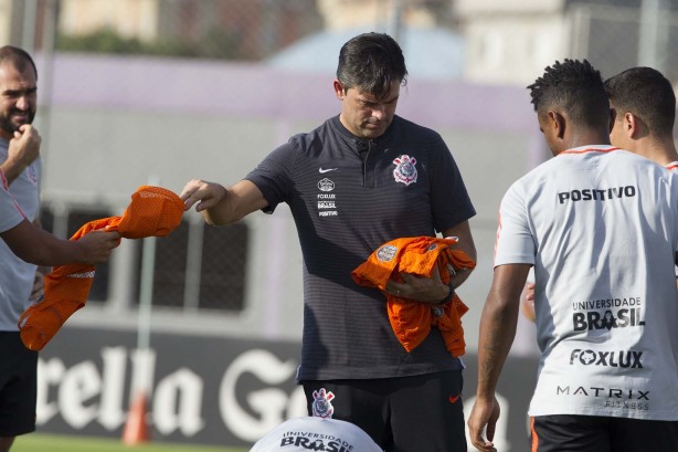 Cuca dando instruções ao time durante o treinamento de hoje no CT