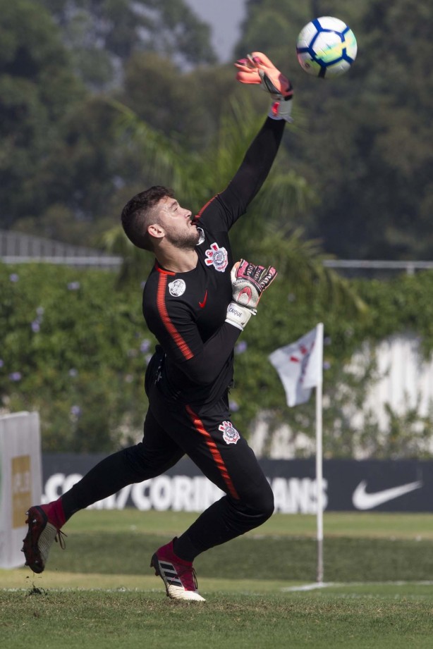Espalma, Caíque! Goleiro treinando no CT durante a manhã desta sexta-feira