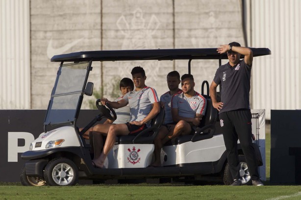 Jogadores titulares chegam ao treino no CT