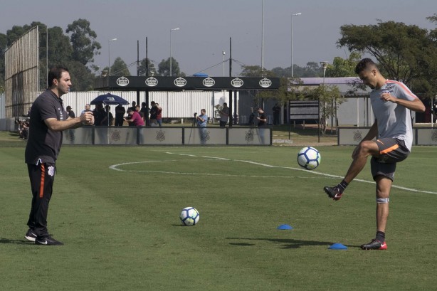 Léo Santos durante treinamento desta manhã no CT