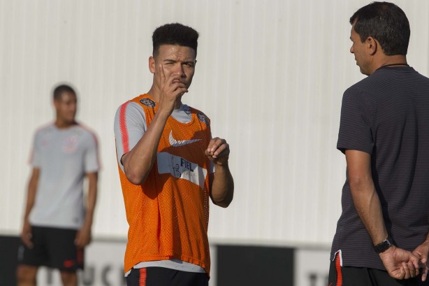 Marquinhos Gabriel e Carille conversam durante o treino desta quinta-feira no CT