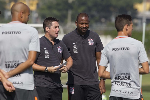Os auxiliares Osmar Loss e Fabinho durante atividade desta manhã no CT