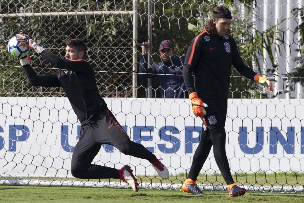 Os goleiros Caíque França e Cássio durante o treinamento desta manhã no CT